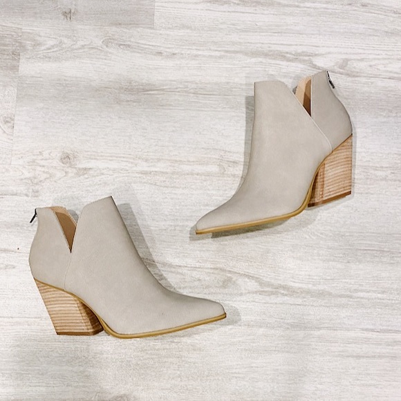 SALE‼️ NEW Light Gray Pointed Ankle Heeled Booties Boots - Picture 2 of 4